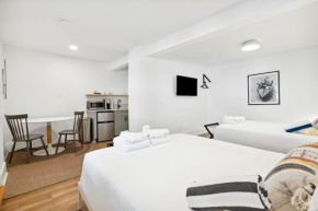 Folliday Inn - The Boattail - Room 15